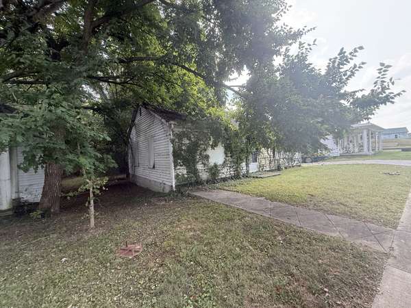 946 Clark St, Clarksville, TN 37040