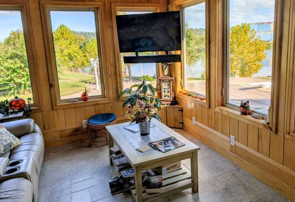 346 Angler Ln, Ashland City, TN 37015