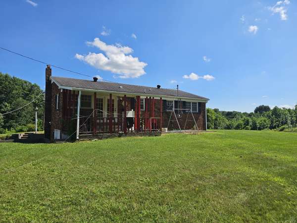 1077 Rock Ave, Palmer, TN 37365