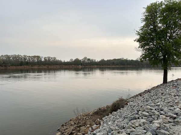 2700 CATFISH LN, Crump, TN 38327