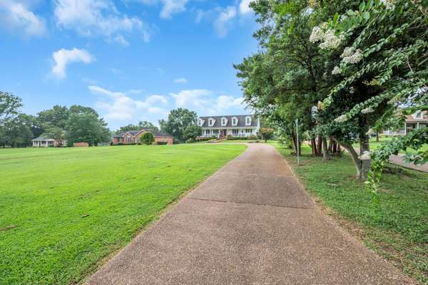 2712 Long Hollow Pike, Hendersonville, TN 37075