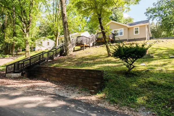 712 Woodlawn Dr, Clarksville, TN 37040