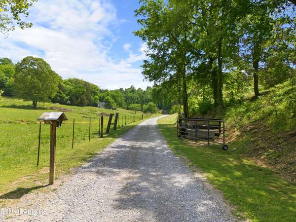 1913 E Union Valley Rd, Seymour, TN 37865