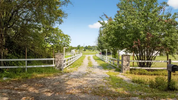 2600 Round Hill Rd, Lewisburg, TN 37091