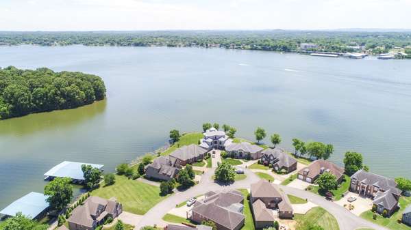 131 Lake Harbor Dr, Hendersonville, TN 37075