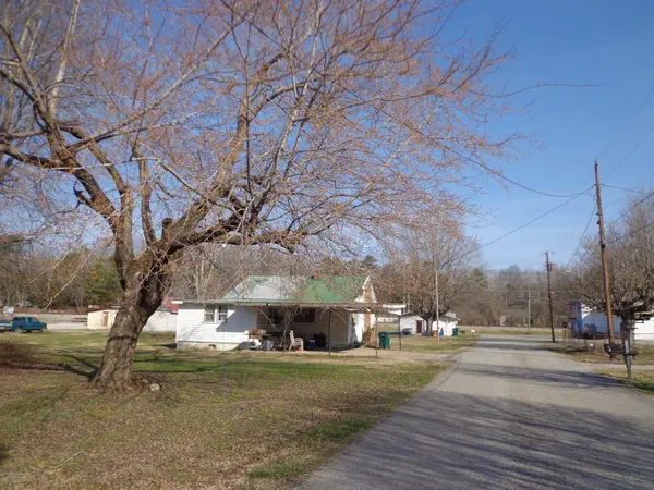 918 E Main St, Waverly, TN 37185