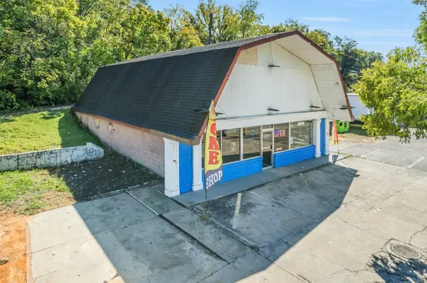 211 N Riverside Dr, Clarksville, TN 37040