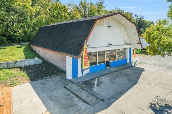 211 N Riverside Dr, Clarksville, TN 37040