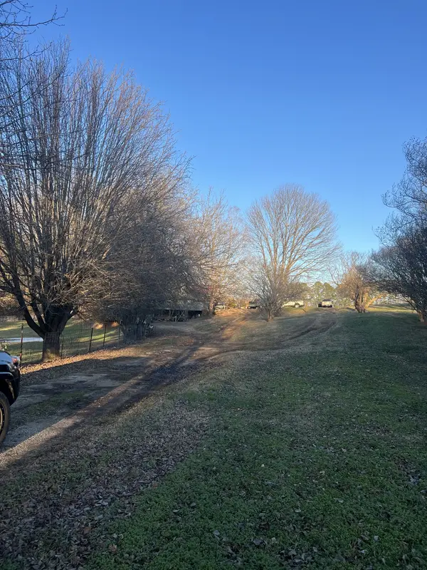 2077 Holders Cove Rd, Winchester, TN 37398