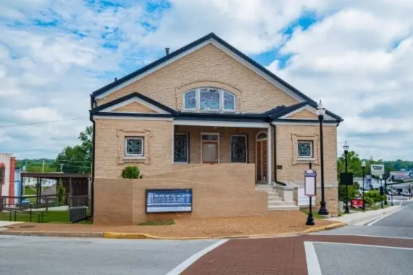 117 1st Ave #NE, Winchester, TN 37398
