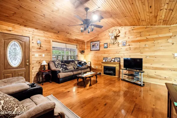 930 Wilderness Tr, Oneida, TN 37841