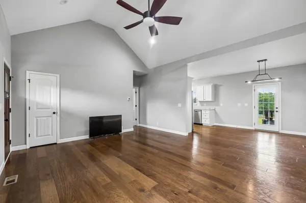 809 Hooper Rd, Charlotte, TN 37036
