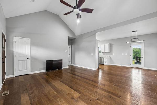 809 Hooper Rd, Charlotte, TN 37036