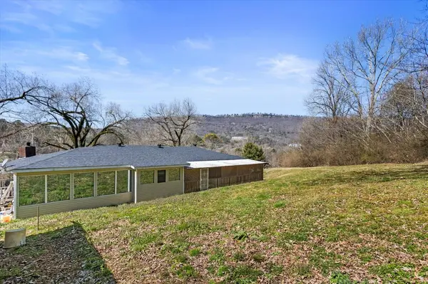 930 Runyan Dr, Chattanooga, TN 37405