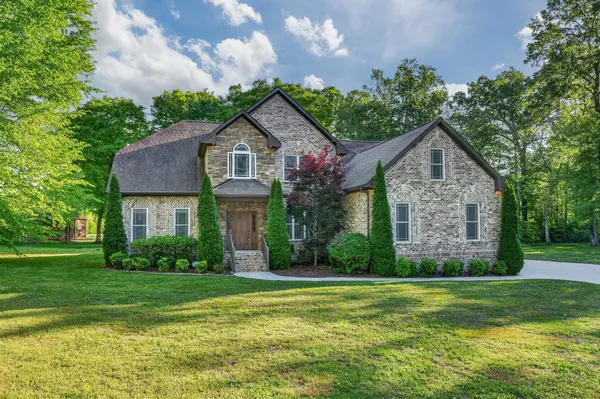 2 Knotting Hill Dr, Fayetteville, TN 37334