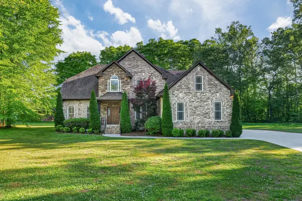 2 Knotting Hill Dr, Fayetteville, TN 37334