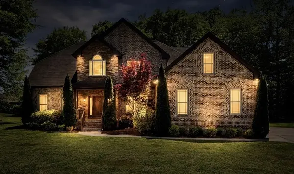 2 Knotting Hill Dr, Fayetteville, TN 37334