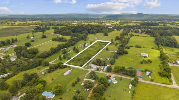 1072 Disneyland Rd, Sparta, TN 38583