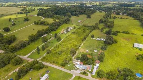1072 Disneyland Rd, Sparta, TN 38583