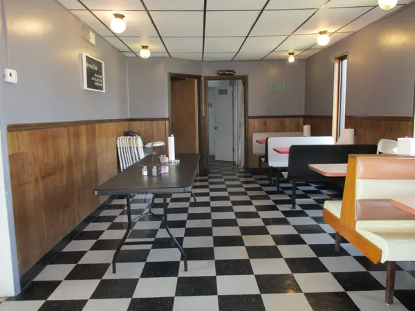 243 N Main St, Lobelville, TN 37097