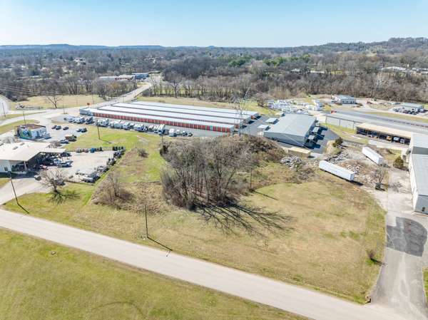 1 Tradewind Dr, Columbia, TN 38401