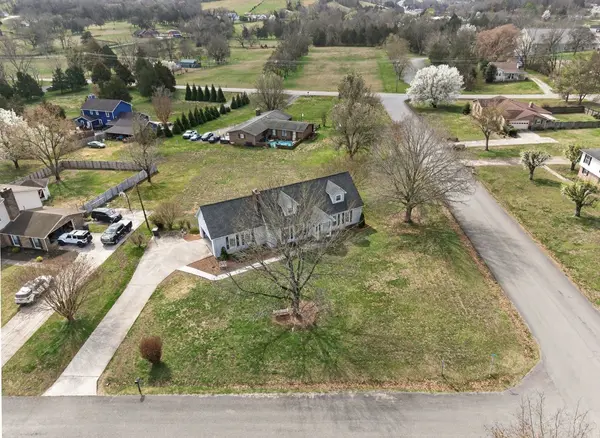 201 Chadwick Dr, Fayetteville, TN 37334