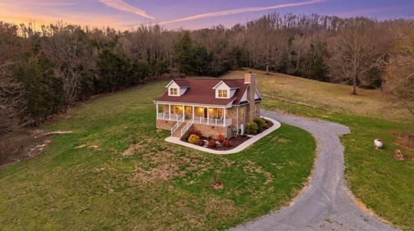 54 Thomas Rd, Fayetteville, TN 37334