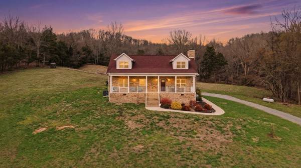 54 Thomas Rd, Fayetteville, TN 37334