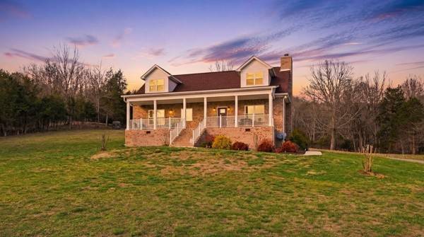 54 Thomas Rd, Fayetteville, TN 37334