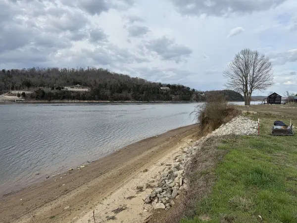 706 River Front Dr #S, Clifton, TN 38425