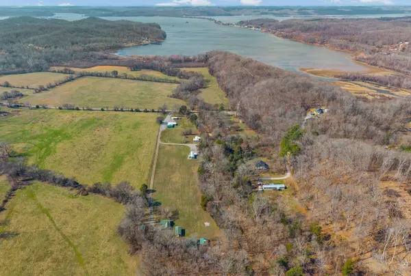 1095 White Oak Rd, Stewart, TN 37175