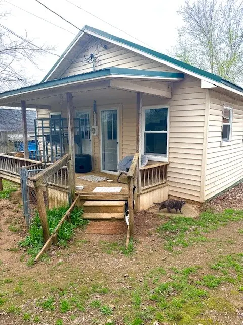 910 College St #W, Fayetteville, TN 37334