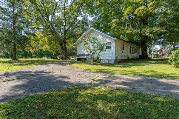 2010 W Gaines St, Lawrenceburg, TN 38464