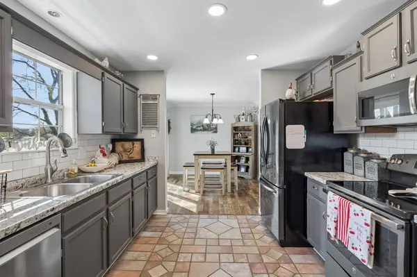 2910 Edge Park Ct, Columbia, TN 38401
