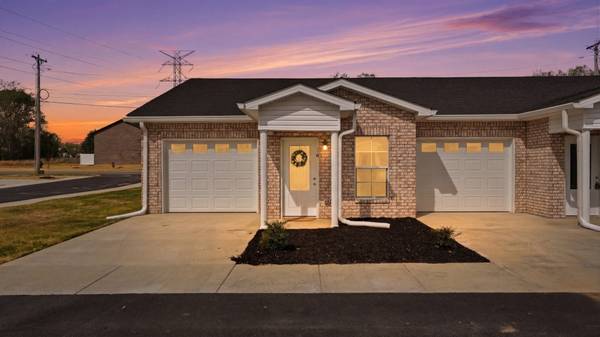 741 Kings Ln #D-18, Tullahoma, TN 37388