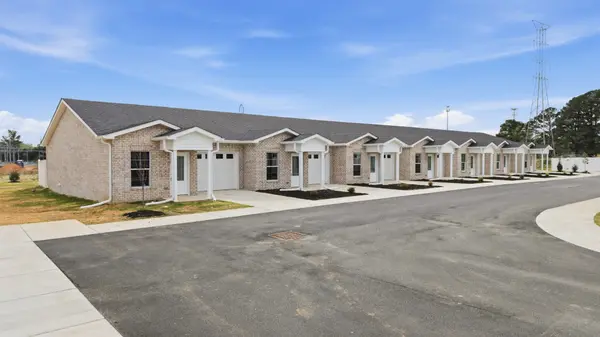 741 Kings Ln #D-19, Tullahoma, TN 37388