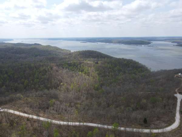 18 Lake Ridge Dr, Stewart, TN 37175