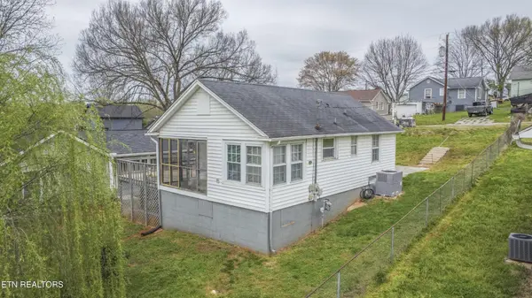 1009 E 1st Ave, Lenoir City, TN 37771