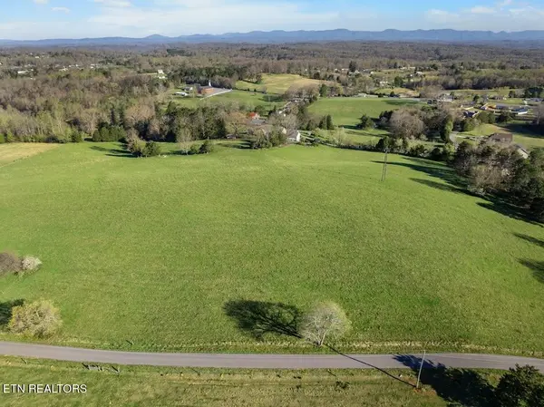 1 Dunsmore Rd, Lenoir City, TN 37771
