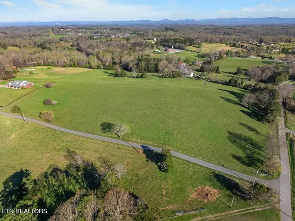 3 Dunsmore Rd, Lenoir City, TN 37771