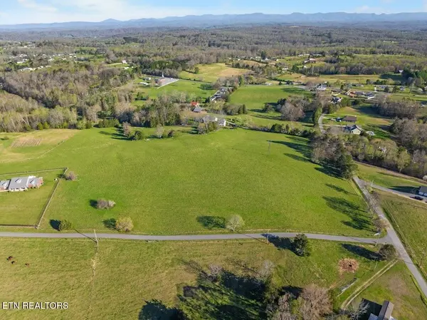 2 Dunsmore Rd, Lenoir City, TN 37771