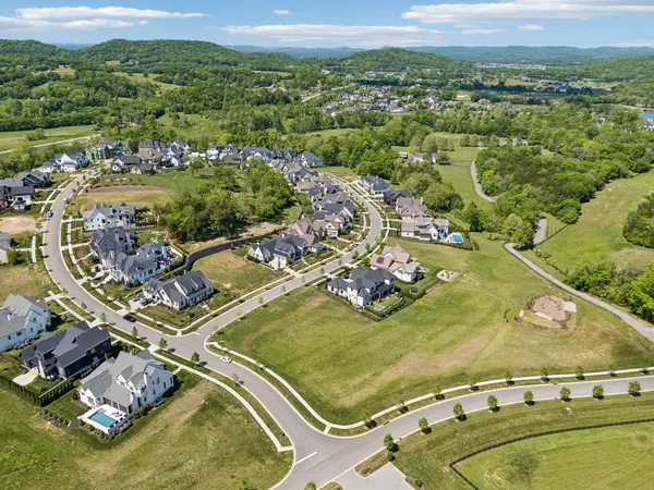 9004 Passiflora Ct, College Grove, TN 37046