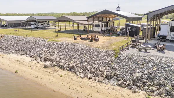 451 River Front Dr, Clifton, TN 38425