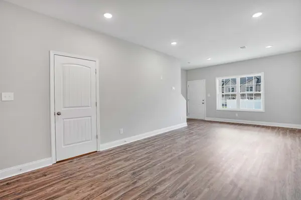 541 New South Dr #407, Clarksville, TN 37043