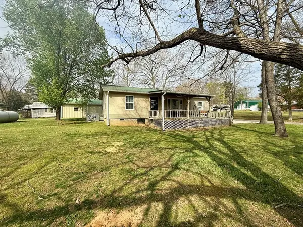 180 Center Dr, Springville, TN 38256