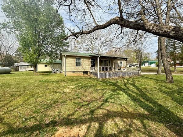 180 Center Dr, Springville, TN 38256