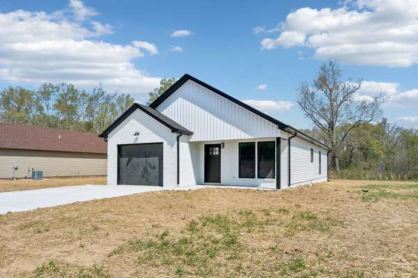 190 Green Meadow Dr, Smithville, TN 37166