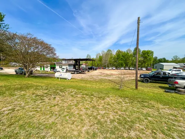 30996 Broad St, Bruceton, TN 38317