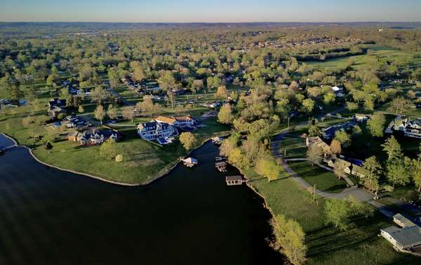 216 Cherokee Rd, Hendersonville, TN 37075
