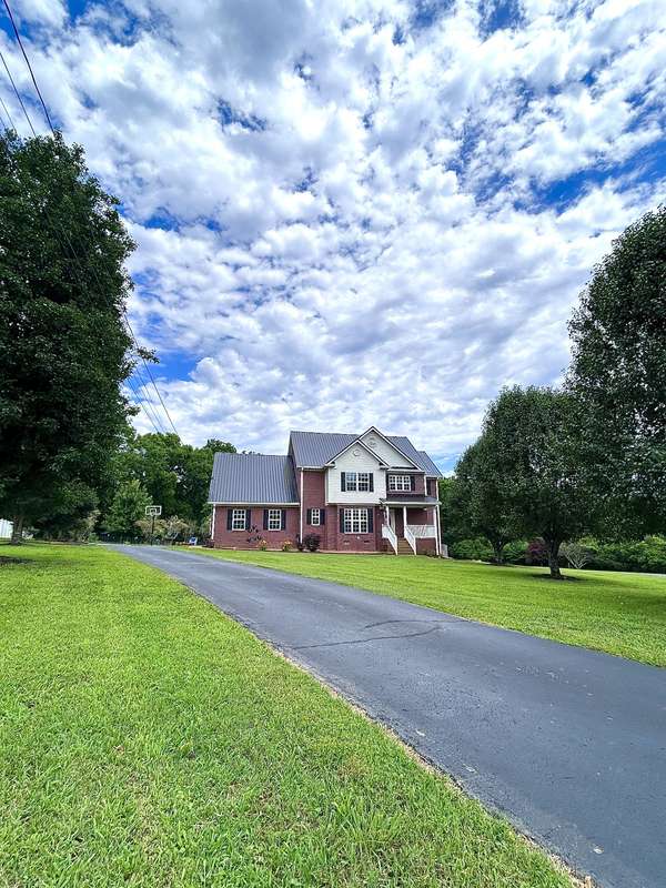 1109 Stonehenge Ct, Columbia, TN 38401